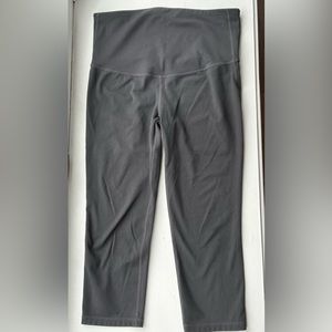 GapFit Maternity gfast cropped workout leggings size small